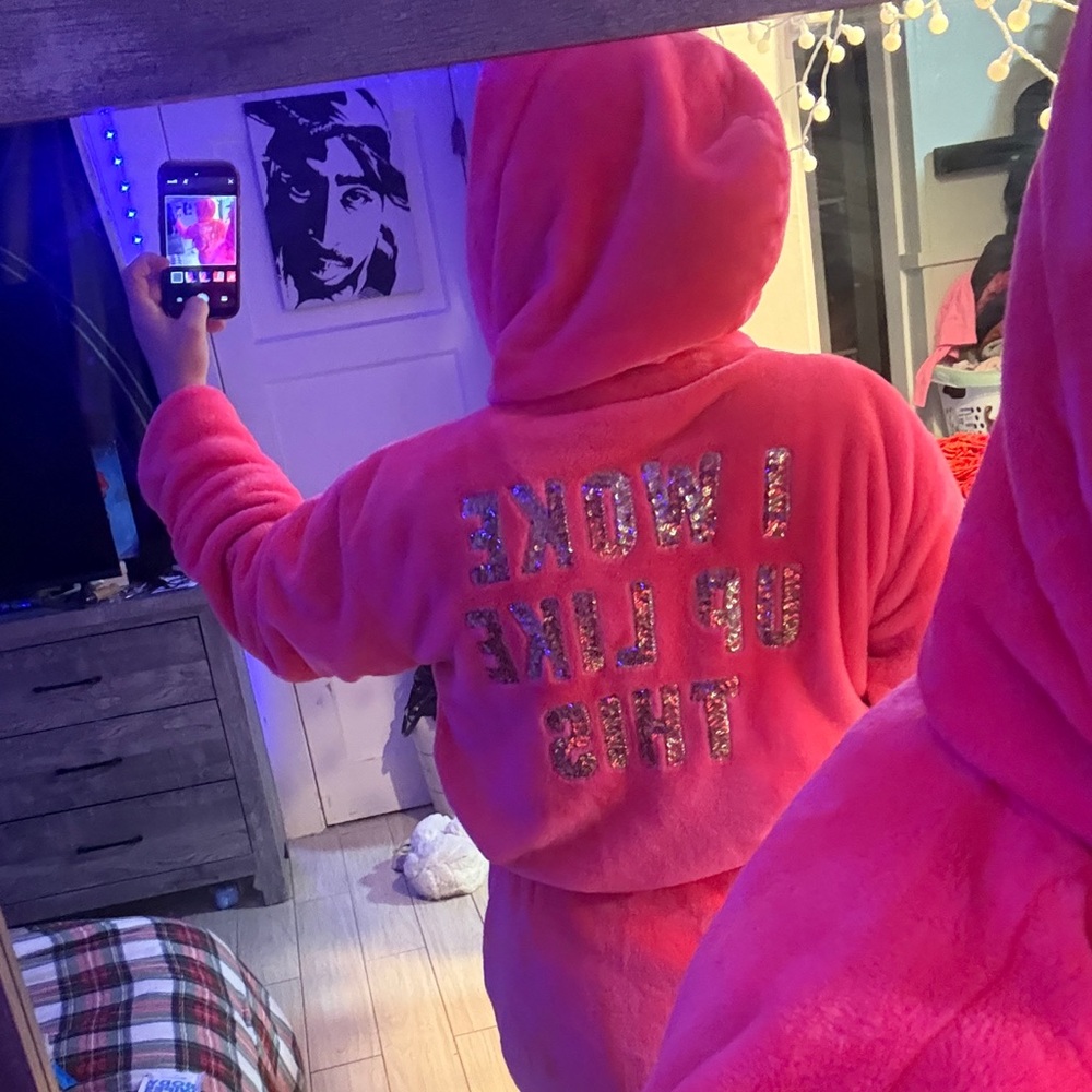 2015 EXTREMELY RARE VICTORIAS SECRET PINK BLING “I WOKE UP LIKE THIS” ROBE